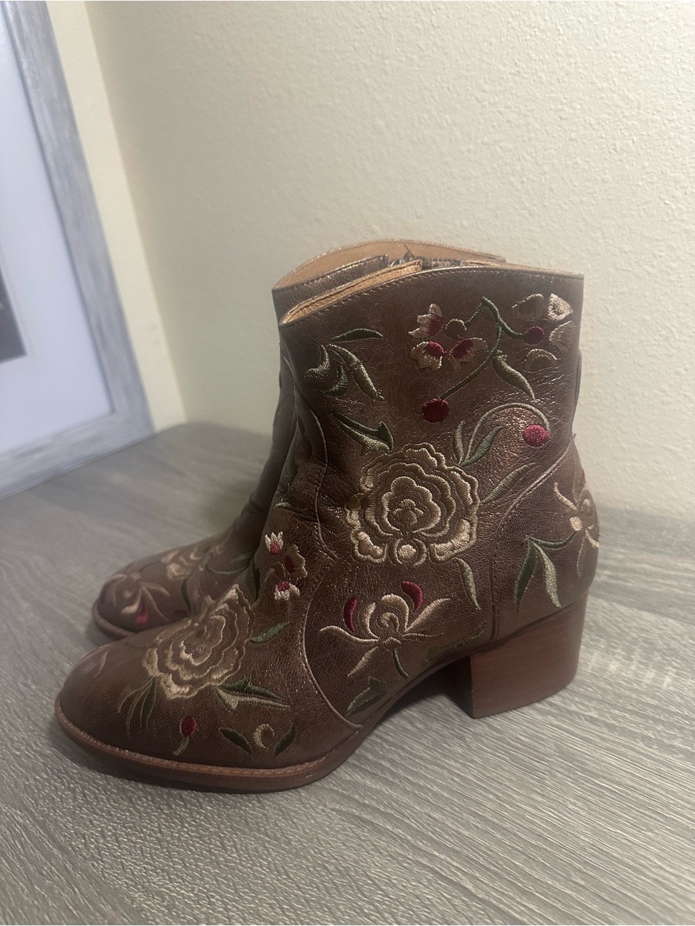 SOFFT ANKLE  HIGH BOOTS WITH EMBROIDERED ROSES  7,5M BEAUTIFUL AND COMFORTABLE
